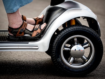 Hulpdiensten rukken twee keer uit voor scootmobiel in sloot in Bergschenhoek