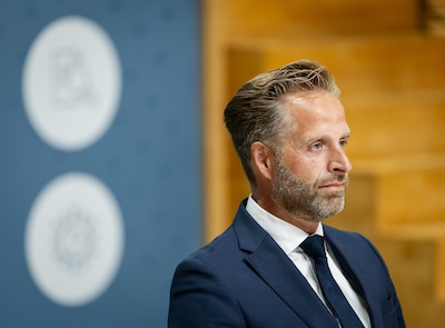 Verhoor De Jonge wordt pittig bij vergelijking frikandel en vaccin: ‘Ridicuul dat dit erbij gehaald wordt’