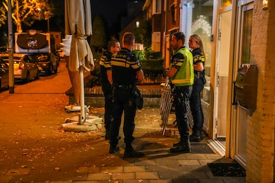 Politie deelt beelden van twee jonge mannen die snackbar overvallen in Eindhoven