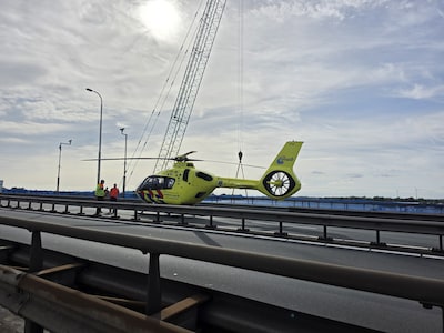 Ongeluk op Merwedebrug richting Breda, traumaheli landt op A27