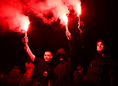 NEC-fans vieren met vuurwerk en fakkels op Waalkade alvast verjaardagsfeest van hun club