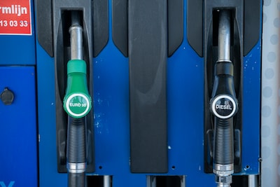 Olieprijs weer boven de 100 dollar per vat, dit merkt Nederland aan de pomp