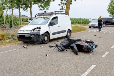 Scooterrijder raakt gewond bij botsing met auto in Dodewaard