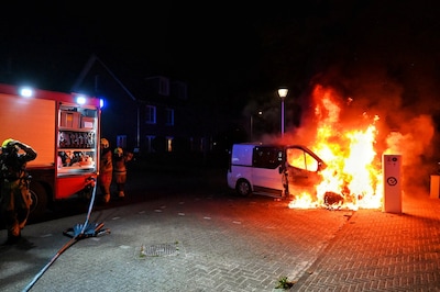 Bestelbus in brand gestoken in Berkel-Enschot, dader gaat er snel vandoor