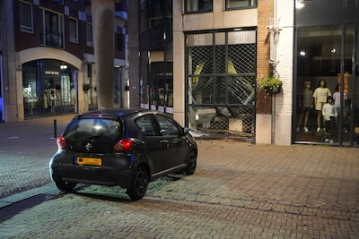 Veel schade bij ramkraak juwelier in Zwolle: dieven vluchten op scooter