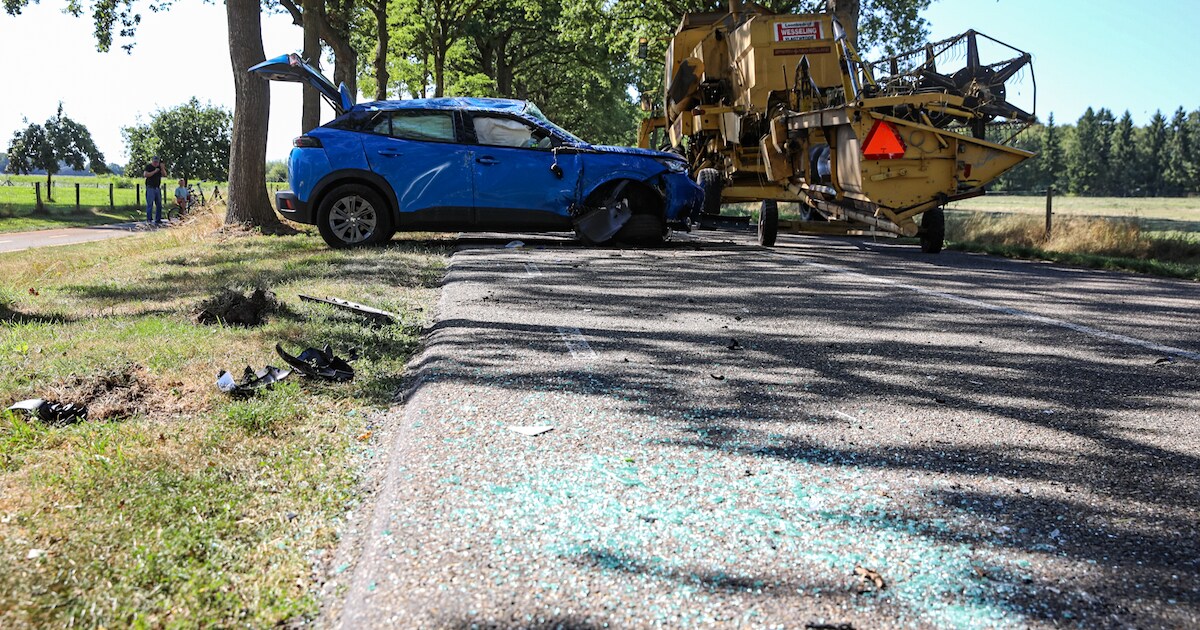 Auto botst tegen landbouwvoertuig op N976 bij Vlagtwedde