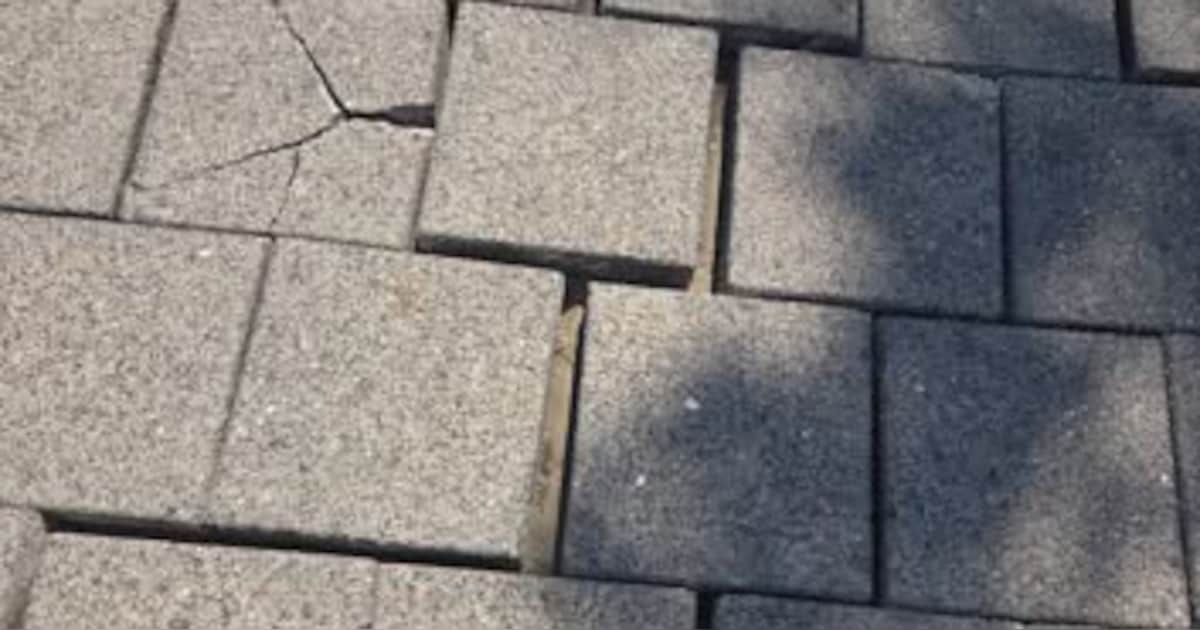 Droogte maakt bestrating los in straten op Texel, gevaarlijke situaties niet uitgesloten