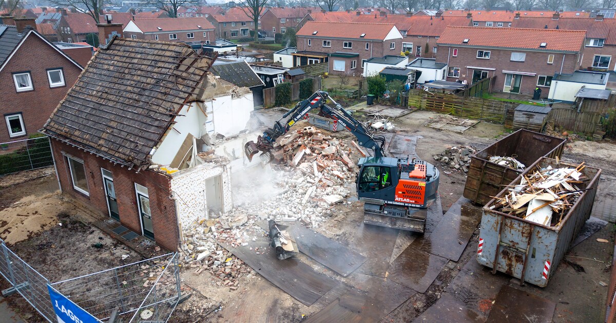 Sloop van oude huizen in Wapenveld nu echt begonnen om plaats te maken voor 15 nieuwe woningen