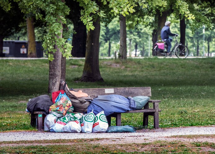 Daklozen die buiten slapen zouden geen boetes meer opgelegd moeten krijgen, vindt het Straat Consulaat.