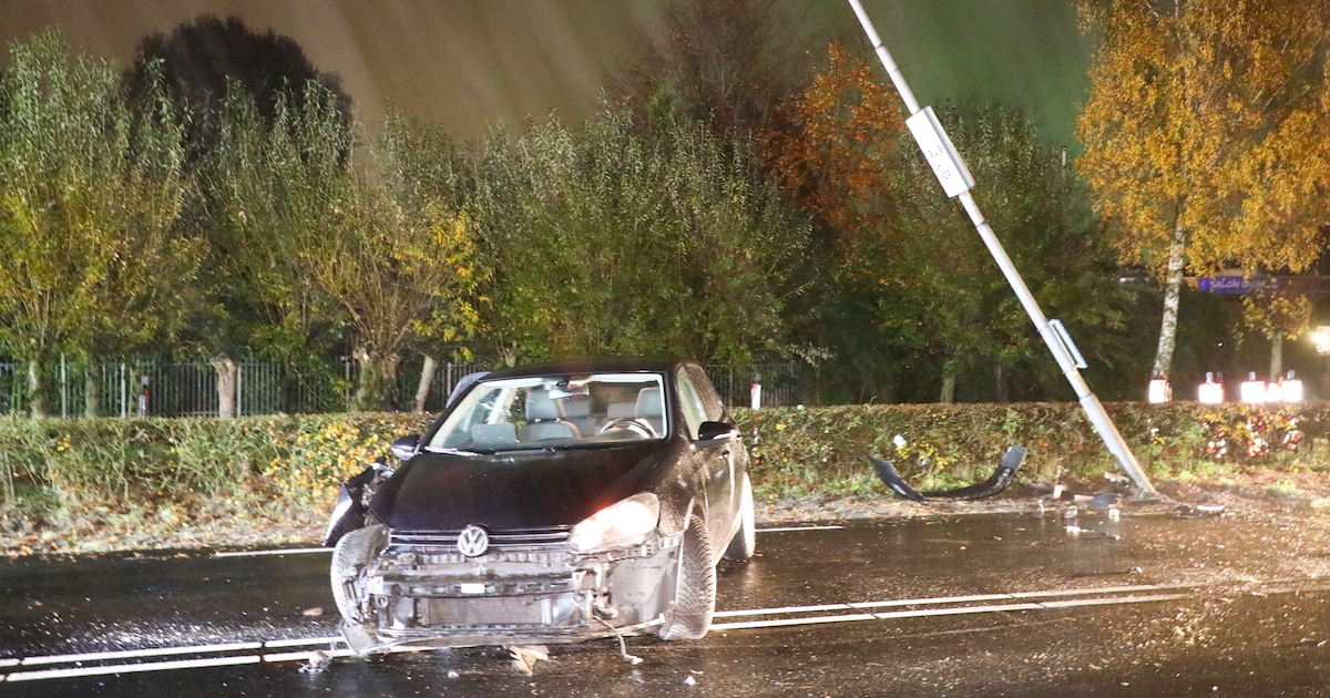 Automobilist ramt lantaarnpaal op de Plantageweg in Barneveld