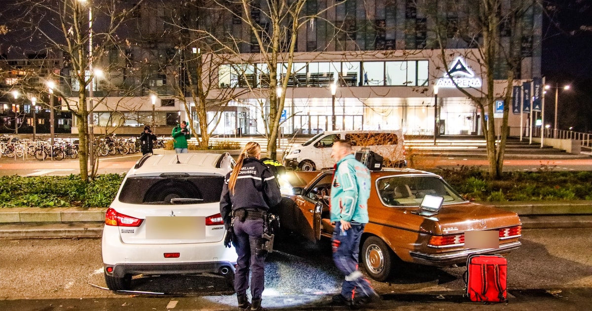 Ravage na frontale botsing tussen auto's in Amersfoort