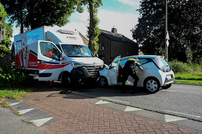 Personenauto en vrachtwagen botsen frontaal in Groesbeek