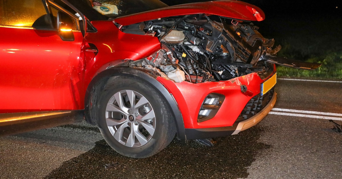 Auto loopt grote schade op na botsing met tractor in Barneveld