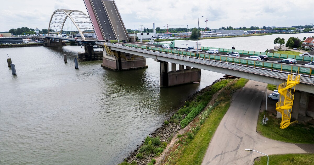 Uur vertraging op A27 door ongeluk voor Merwedebrug, verkeer vanuit Breda omgeleid