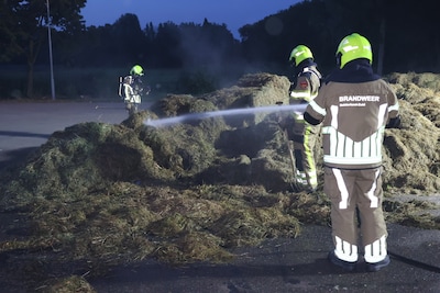 Hooiberg in brand op de Papesteeg in Tiel