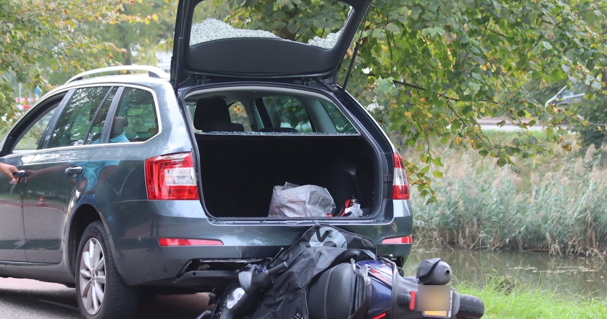 Scooterrijder onder auto vandaan gehaald na aanrijding in Hoofddorp