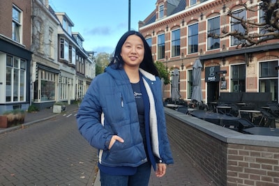 Voor Yinte (25) is werken op het stembureau net zo leuk als mensen kijken op het terras