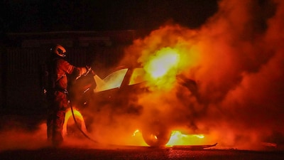 Geparkeerde auto gaat in vlammen op in Oss: politie onderzoekt brandstichting