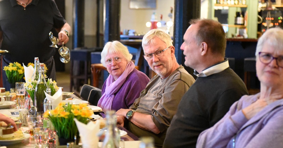 Na overlijden van Lily werd het stil aan keukentafel van Henry, nu hoeft hij niet meer alleen te ete