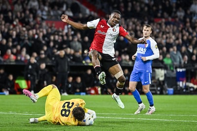Nacho Ferri opent score na fout Wouter Goes, Feyenoord op zoek naar meer tegen koploper AZ