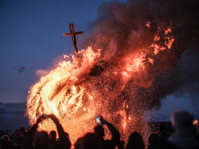 Ronald (60) zet het grote paasvuur in Zieuwent in brand: ‘Gelukkig hebben we een goede relatie met d