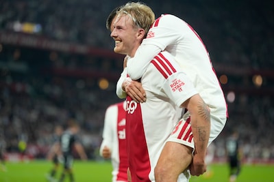 Fraaie goal Brandt: Ajax met comfortabele voorsprong kleedkamer in tegen Willem II
