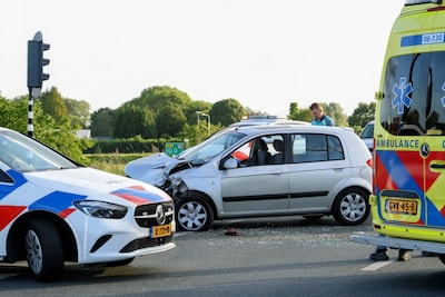 Botsing tussen auto en vrachtwagen op N327