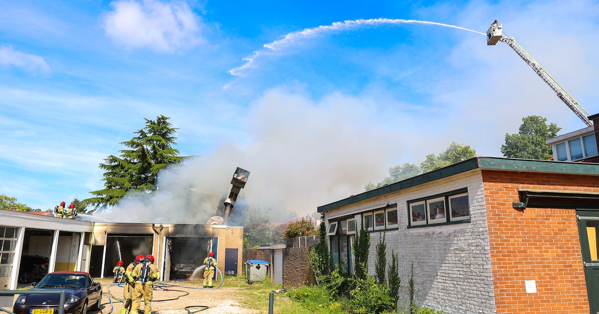 Grote brand bij autoschadebedrijf in Hilversum, één persoon gewond