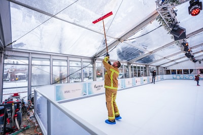 LIVE Sneeuw in Brabant | Dak van schaatstent zakt stuk in door zware sneeuwlaag, tientallen vluchten