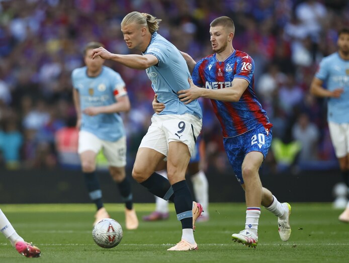 Erling Haaland in duel met Adam Wharton.