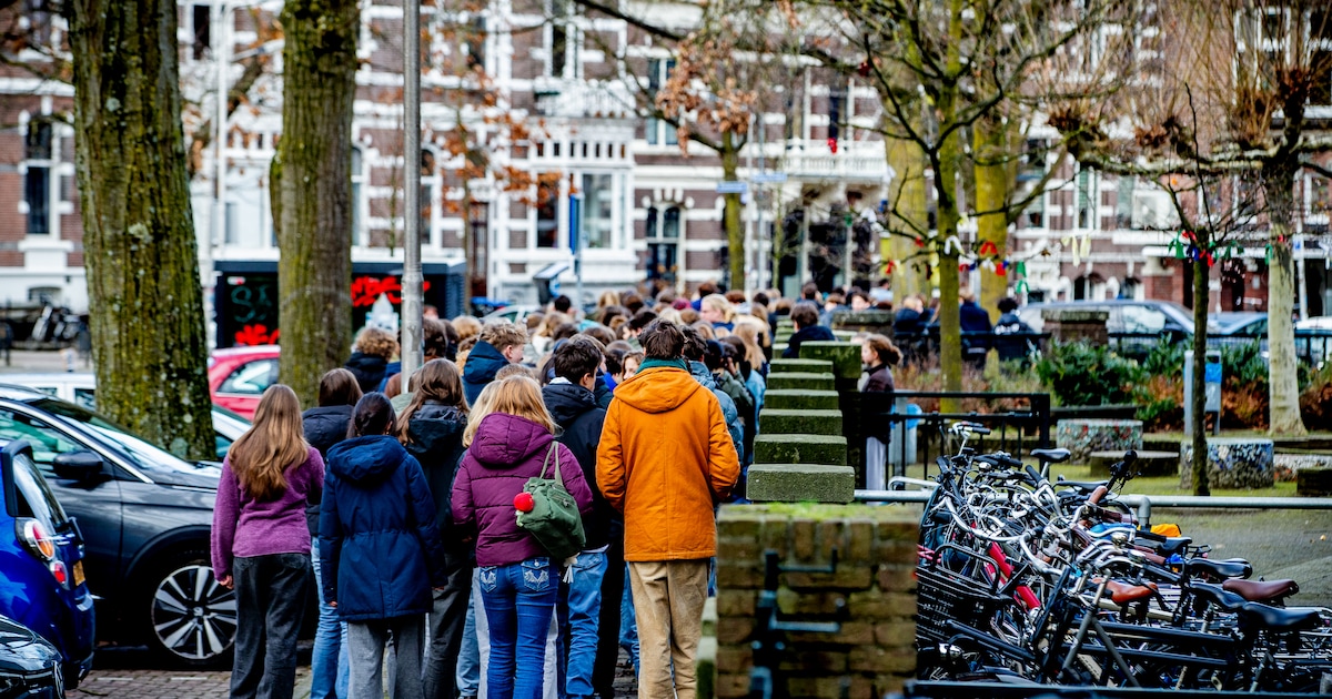 Honderden leerlingen herdenken overleden schoolmedewerkers met tocht door Nijmegen
