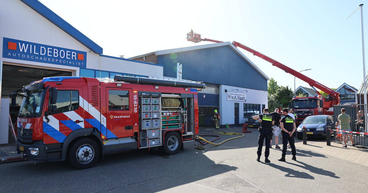 Rookontwikkeling in garagebedrijf in Maasland zorgt voor brandweerinzet