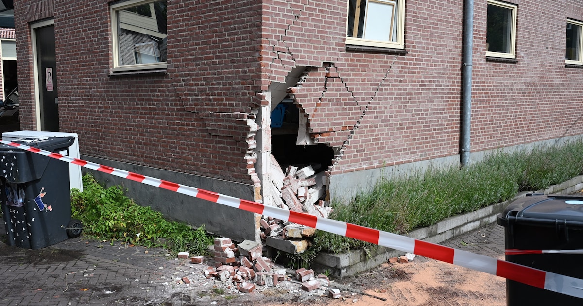 Vuilniswagen ramt garage in Oegstgeest, groot gat in de muur
