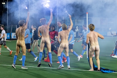 Vier naakte veldbestormers doen dansje tijdens hockeywedstrijd: ‘Ze zijn gek, joh!’