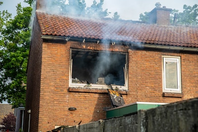 Vlammen slaan uit raam van huis in Roosendaal: slaapkamer volledig uitgebrand