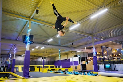 Jesse (20) gaat viraal met zijn salto’s, jumps en een mislukte landing op een paaltje