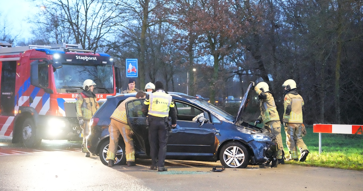 Auto raakt van de weg bij Staphorst, bestuurder gewond