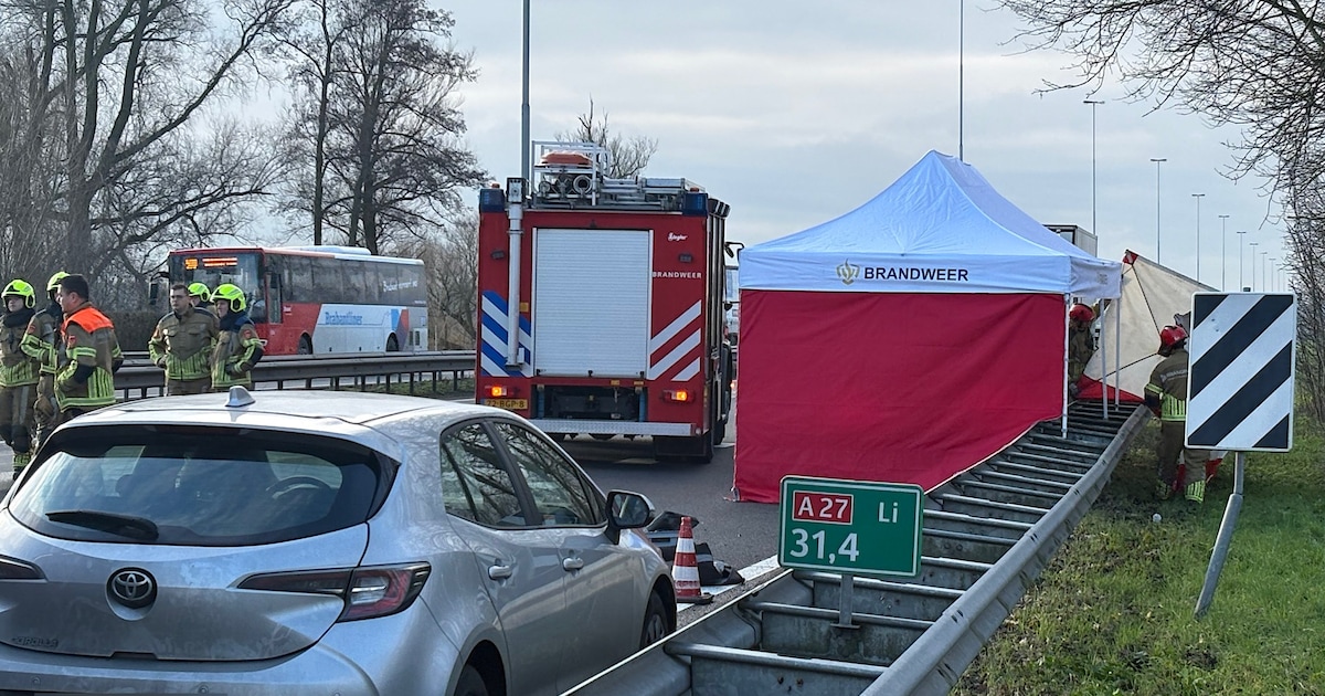 Automobilist (58) overleden bij botsing met vrachtwagen op A27: snelweg na uren weer begaanbaar