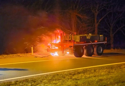 Hete remmen: aanhanger van kraanwagen vliegt in brand op A50 bij Heerde
