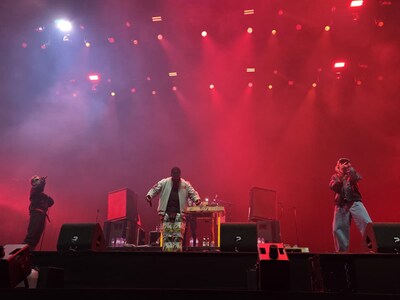 LEES TERUG Paaspop | Volle bak bij K3 en publiek zingt zelfs buiten de tent mee met Racoon