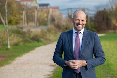 Verbindende burgemeester Rik van der Linden (58) schudt nog even geen handen: ‘Zitten nog ijzeren pi