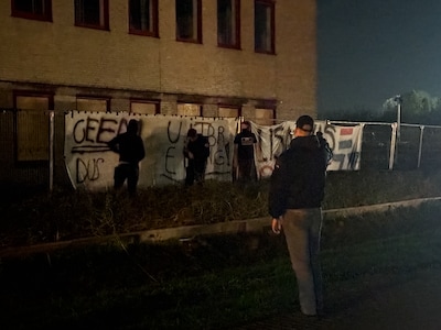 Protest tegen AZC in Beuningen verplaatst naar privéwoning: ’Er wordt gegooid met vuurwerk en eieren