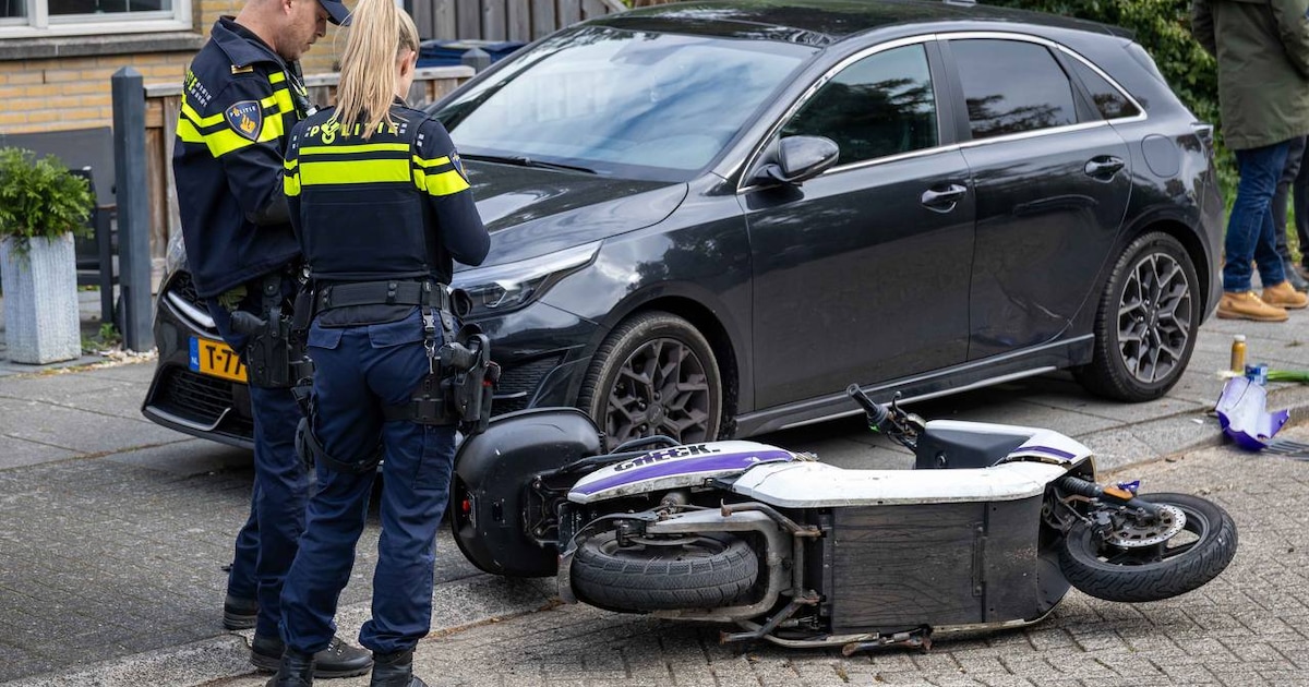 Scooterrijder raakt gewond na botsing met auto in Almere en moet mee naar ziekenhuis