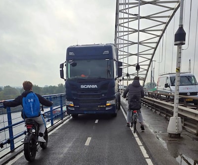 Vrachtwagenchauffeur rijdt zich klem op fietspad Merwedebrug: ‘Schade gereden om daar te komen’