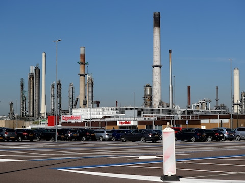 De raffinaderij van ExxonMobil in de Rotterdamse haven. 