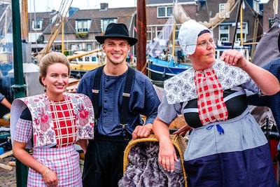 Traditionele klederdracht maakt comeback onder jongeren: ‘Dat is mijn dorp, dat is mijn cultuur’