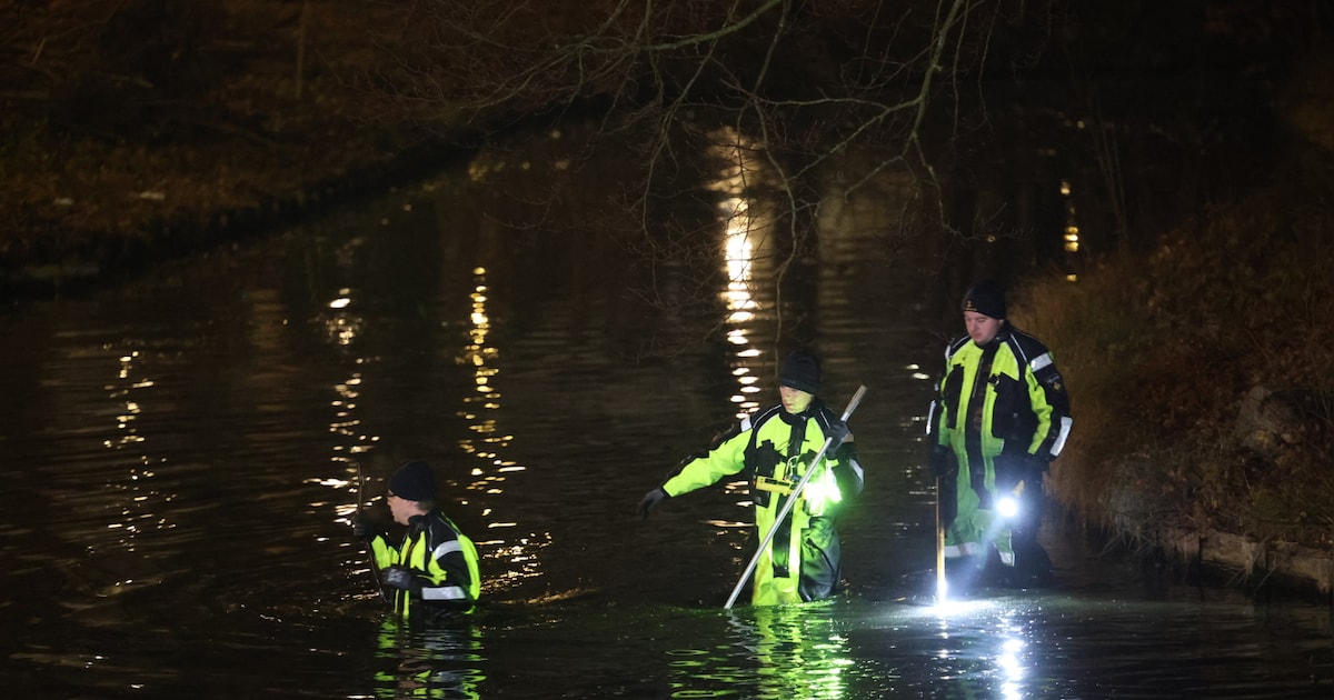Politie doorzoekt in waadpakken water in Velsen-Noord in verband met vermissing Milan