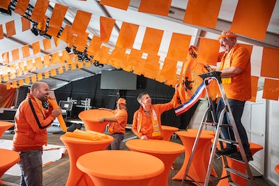 Vijf vrienden toveren Hernen om tot groot oranjefeest: ‘Dit wordt een topsfeer’