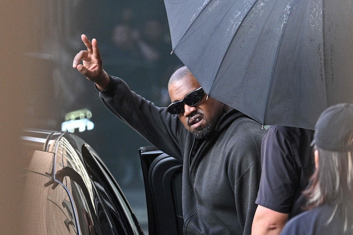 ye-kanye-west-bij-zijn-aankomst-in-shanghai