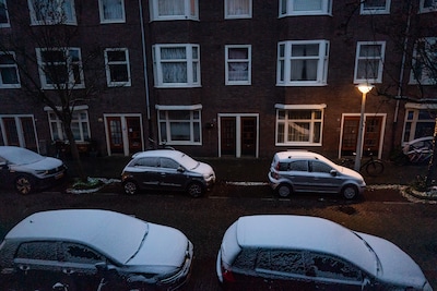 msterdam-nederland-23-11-2025-een-laagje-sneeuw-ligt-op-geparkeerde-auto-s-aan-de-piet-gijzenbrugstraat-in-amsterdam-een-weerspiegeling-van-de-recente-sneeuwval-en-winterse-omstandigheden-in-de-stad-de-sneeuw-zorgt-voor-een-rustige-lichte-winterse-sfeer-in-dit-deel-van-de-stad-foto-joris-van-gennip